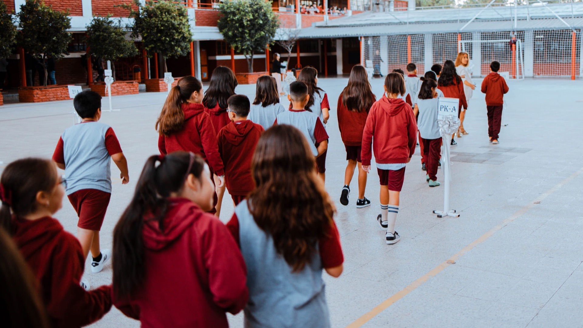 Estudiantes del Colegio Saint Mary Joseph School en el patio del establecimiento